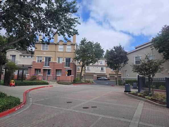 706 City Walk Pl 2, Hayward CA 94541