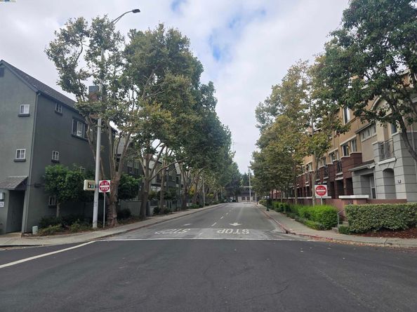 706 City Walk Pl 2, Hayward CA 94541