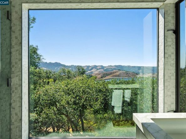 121 Tappan Ln, Orinda CA 94563