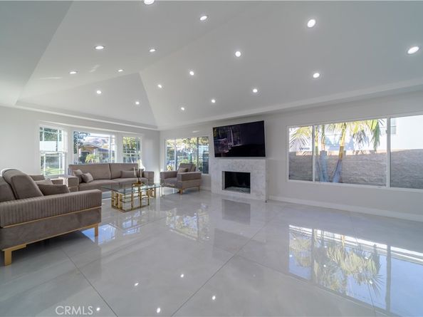 902 E WALNUT Avenue, Burbank CA 91501