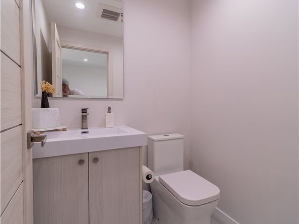 902 E WALNUT Avenue, Burbank CA 91501