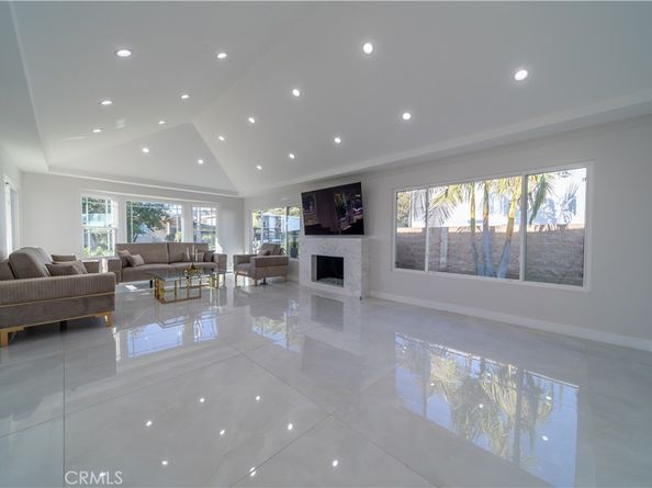 902 E WALNUT Avenue, Burbank CA 91501