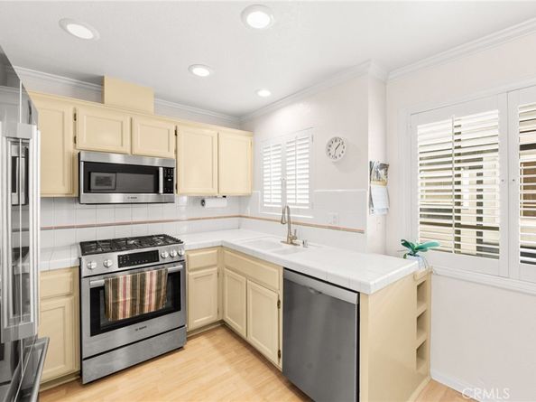 1534 Marcelina B, Torrance CA 90501