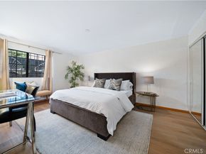 18100 Burbank 11, Tarzana CA 91356