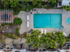 18100 Burbank 11, Tarzana CA 91356