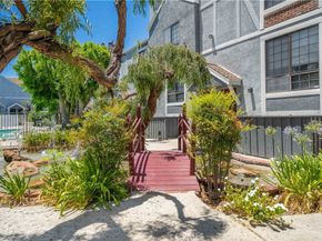 18100 Burbank 11, Tarzana CA 91356