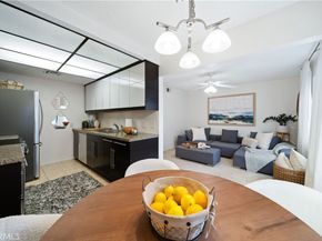 18100 Burbank 11, Tarzana CA 91356