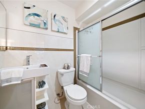 18100 Burbank 11, Tarzana CA 91356