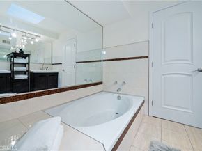 18100 Burbank 11, Tarzana CA 91356