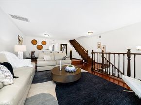 18100 Burbank 11, Tarzana CA 91356