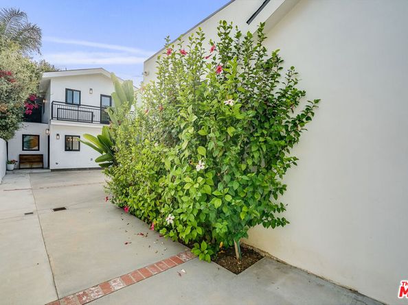 2111 Glendon Avenue, Los Angeles CA 90025