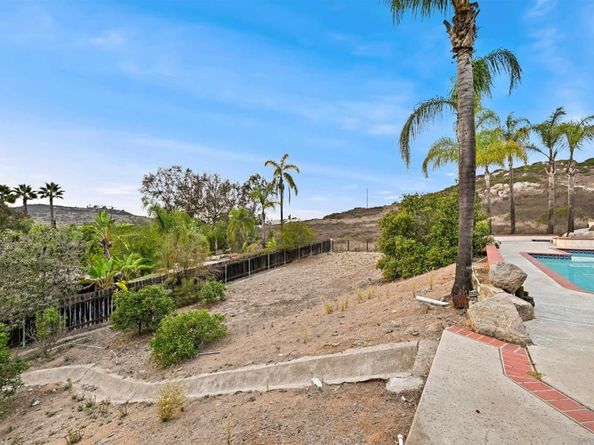 594 Allenwood Ln, Escondido CA 92029