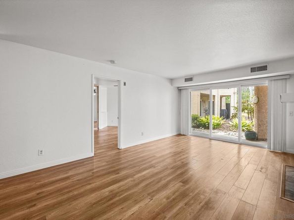 7283 Camino Degrazia 11, San Diego CA 92111