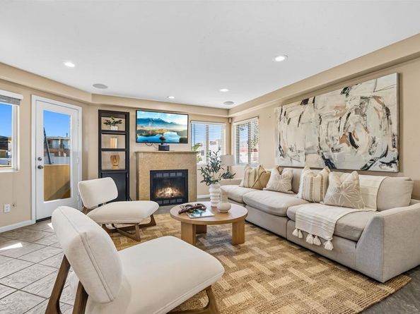 806 Redondo Ct, San Diego CA 92109
