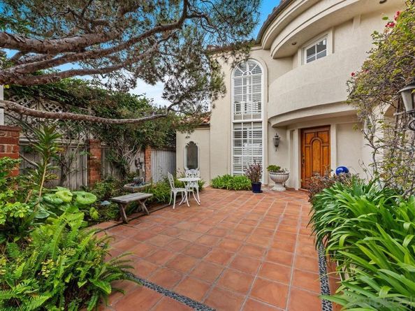 5716 Dolphin Pl, La Jolla CA 92037