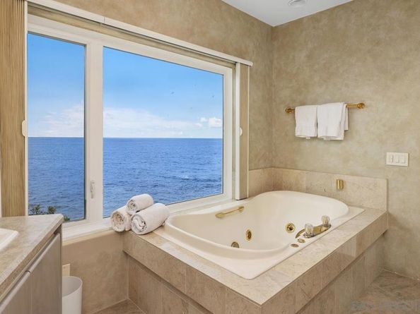5716 Dolphin Pl, La Jolla CA 92037