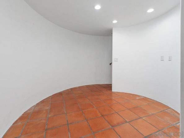 5716 Dolphin Pl, La Jolla CA 92037