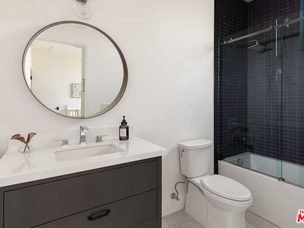 1927 18th Street C, Santa Monica CA 90404