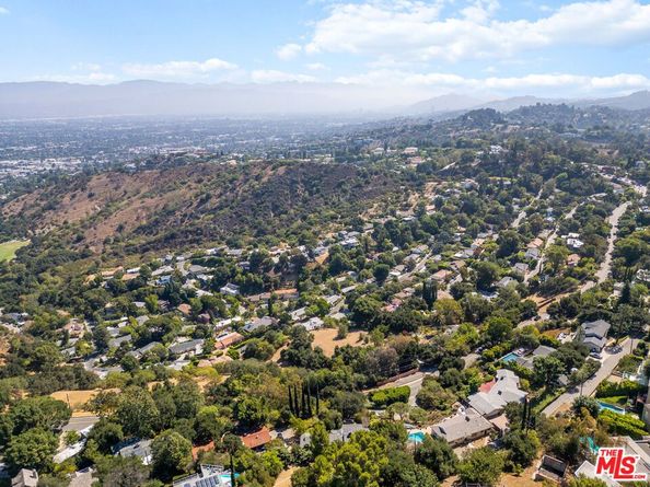 3445 Beverly Glen Boulevard, Sherman Oaks CA 91423