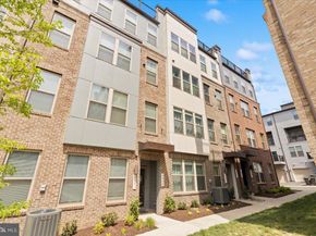 2437 Silver Line Aly 69A, Herndon VA 20171