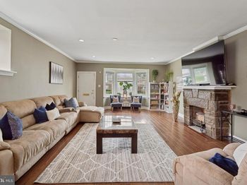 2216 W Cheltenham Avenue