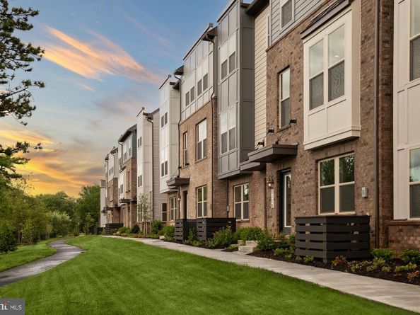 2174 Glacier Road, Herndon VA 20170