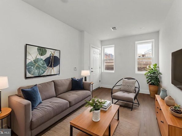 2033 N 9TH Street, Philadelphia PA 19122