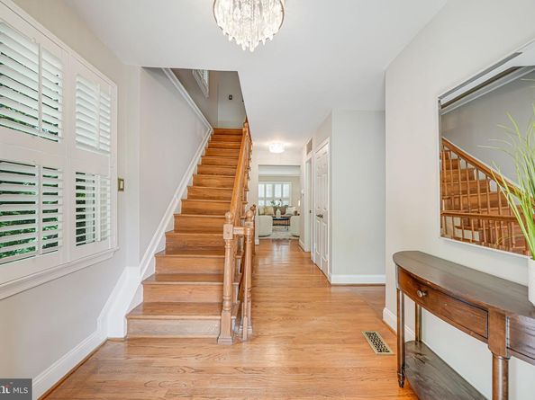 7242 Greentree Road, Bethesda MD 20817