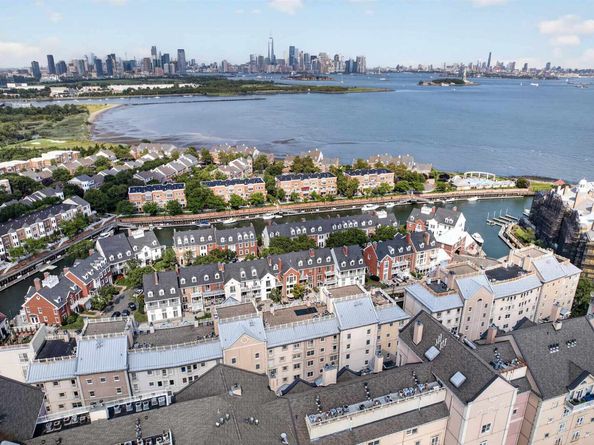 201 Shearwater Ct West 31, Jersey City NJ 07305