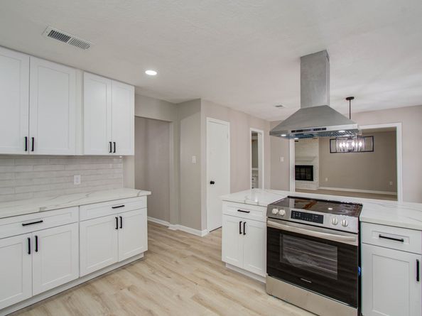 4735 Theall Road, Houston TX 77066