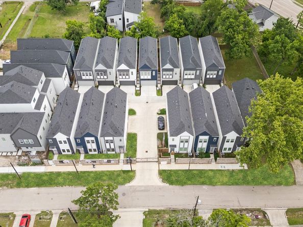 322 Neyland Street, Houston TX 77022