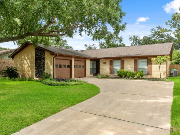 8826 Tanager Street, Houston TX 77036