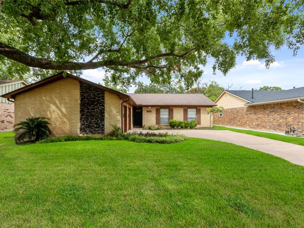 8826 Tanager Street, Houston TX 77036