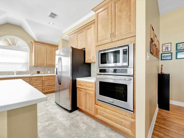 3123 Autumn Leaf Drive, Friendswood TX 77546