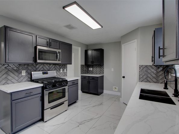 10206 Ravenwood View Lane, Houston TX 77075