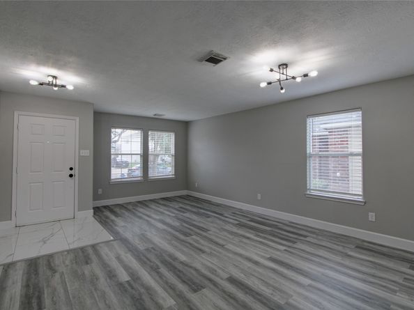 10206 Ravenwood View Lane, Houston TX 77075