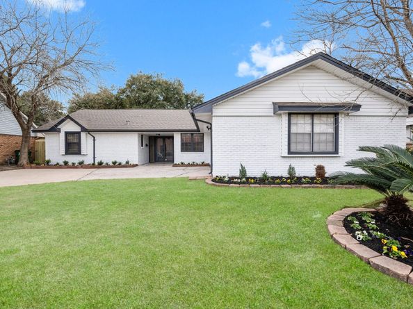 322 E Edgebrook Drive, Houston TX 77034