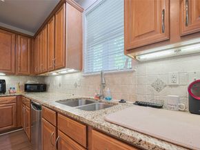 24 Versante Court, Houston TX 77070