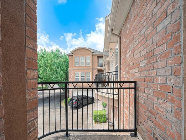 24 Versante Court, Houston TX 77070