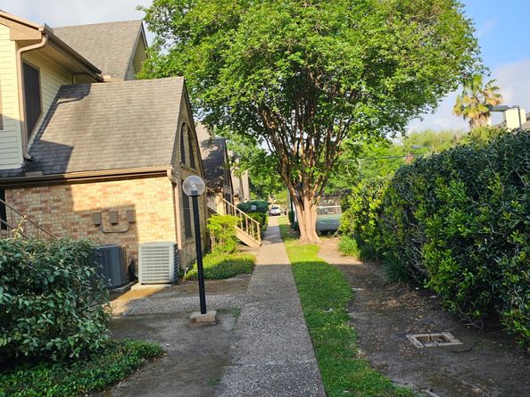 2425 Holly Hall Street 91, Houston TX 77054