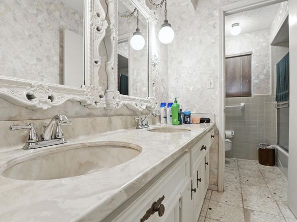 2910 Riata Lane, Houston TX 77043