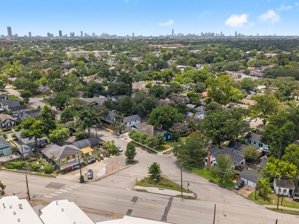 1102 Winston Street, Houston TX 77009