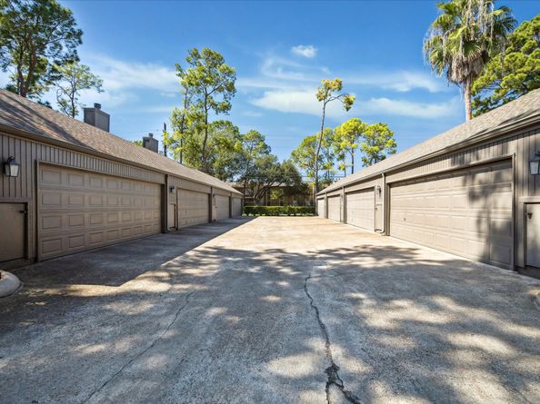 701 Bering Drive 402, Houston TX 77057