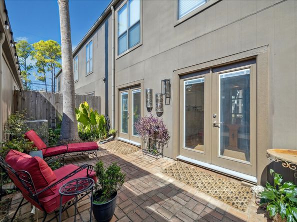 701 Bering Drive 402, Houston TX 77057