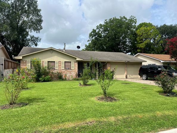 8823 Shadow Crest Street, Houston TX 77074