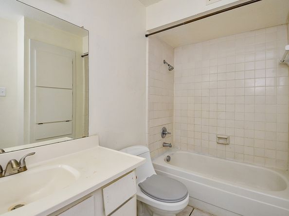 9350 Country Creek Drive 5, Houston TX 77036