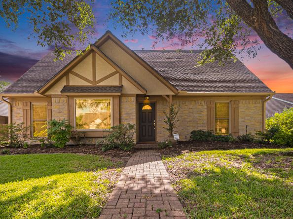 302 W Lochnell Drive, Houston TX 77062