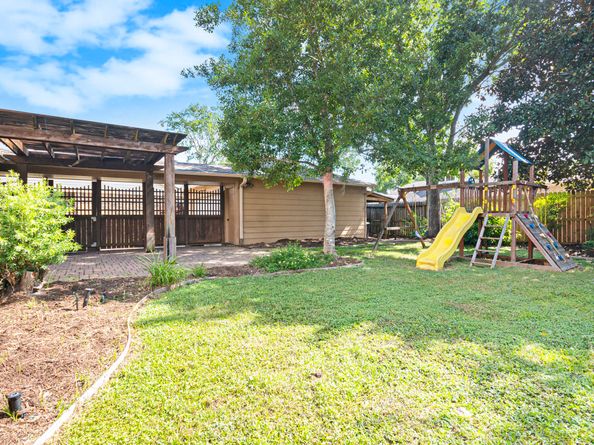 302 W Lochnell Drive, Houston TX 77062