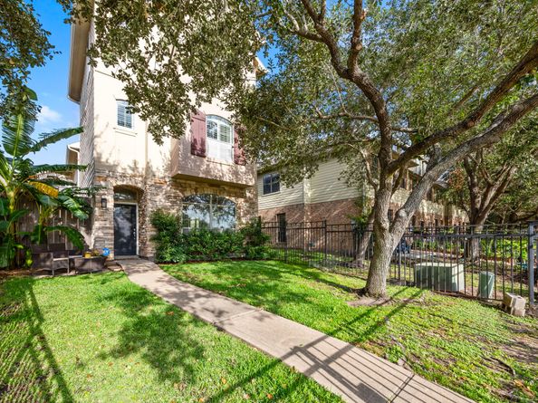9030 Lakes At 610 Drive, Houston TX 77054