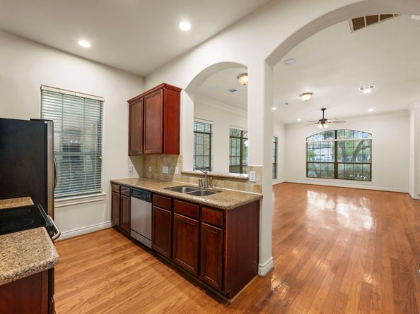 9030 Lakes At 610 Drive, Houston TX 77054